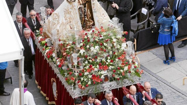 Desfile de Santa Teresa por las abarrotadas calles de Ávila