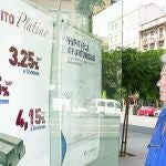 Un consumidor observa los anuncios que realiza un banco sobre sus productos financieros