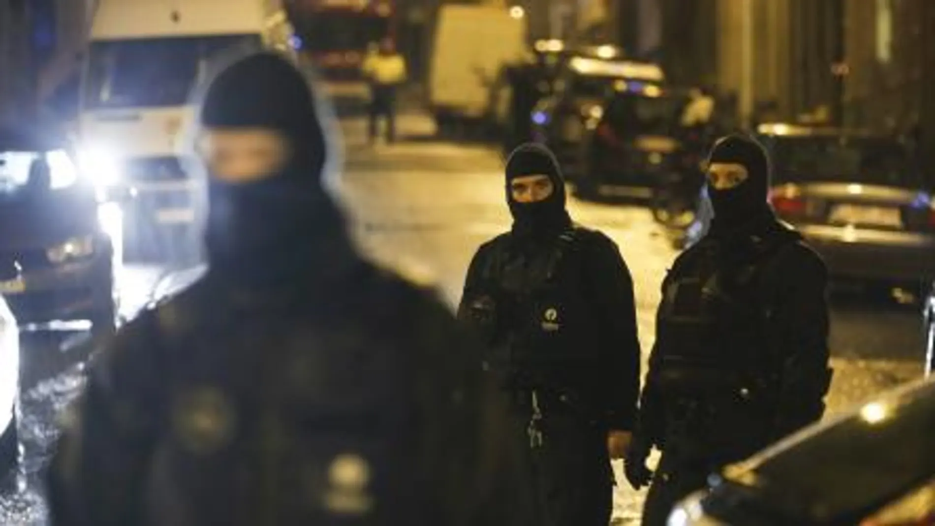 Varios antidisturbios en la calle donde se ha llevado a cabo la operación antiterrorista en la ciudad de Verviers