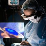 Las gafas de tecnología punta permiten a la cirujana Julie Margenthaler visualizar las células cancerígenas de su paciente, en plena operación.