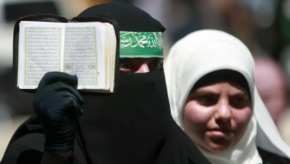 Palestinas seguidoras de Hamas sostienen un ejemplar del Corán, durante una protesta contra Israel en la ciudad de Tulkarem