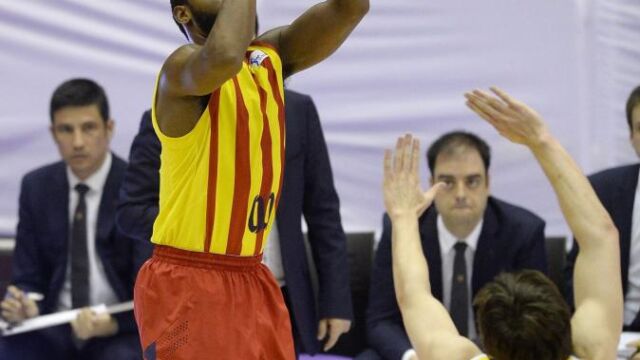 El base georgiano del FC Barcelona Jacob Pullen (i), realiza un lanzamiento triple ante el CB Valladolid