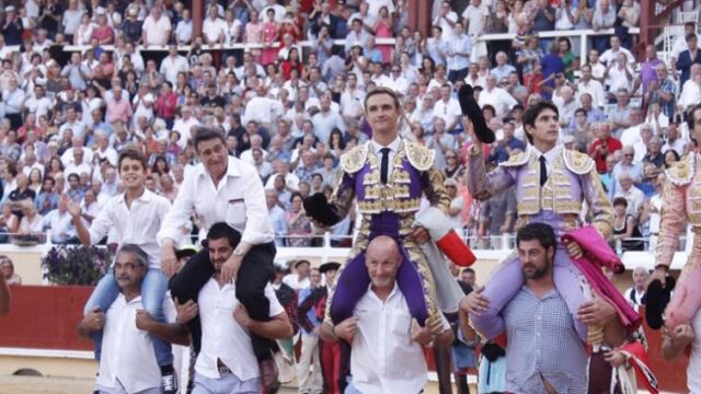 Imagen para el recuerdo con los tres diestros a hombros, en la parte derecha, y el mayoral de Garcigrande y Justo Hernández escoltando al nieto de este