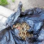 Un jardinero encuentra 263 balas en Vallecas