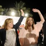 La secretaria general del PSOE-A y presidenta de la Junta, Susana Díaz (d), y la candidata socialista al Parlamento Europeo Elena Valenciano, en el mitin