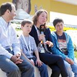 El pequeño José Ignacio Ureta, ayer en Madrid, con sus padres y su hermano