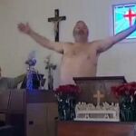 El pastor Allen Parker durante una de las celebraciones religiosas