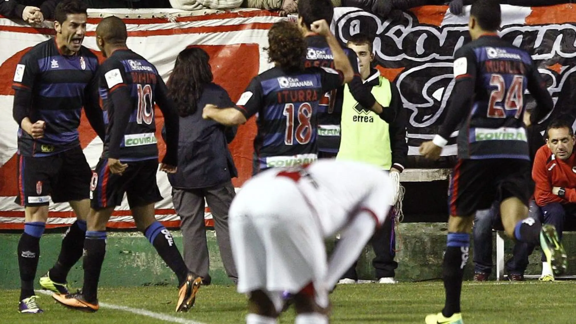 El delantero del Granada Iván Sánchez-Rico, "Riki"(i), celebra con sus compañeros el gol que acaba de marcar, el segundo de su equipo frente al Rayo Vallecano