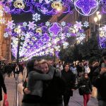Las calles del centro del Sevilla, con la llamativa iluminación navideña, se han repleto de personas este puente