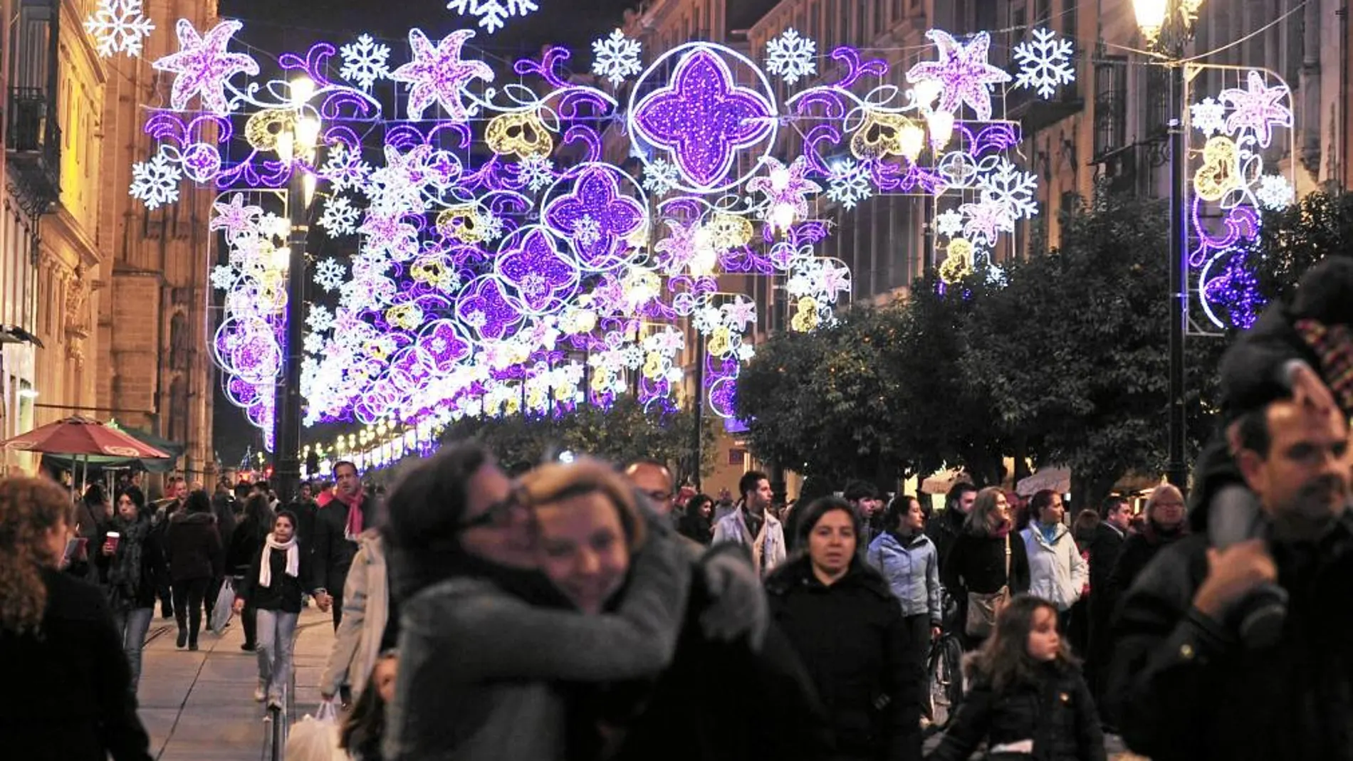 Las calles del centro del Sevilla, con la llamativa iluminación navideña, se han repleto de personas este puente
