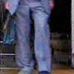 Pujol, ayer, a la salida de su domicilio en Barcelona. En la foto se aprecia que lleva un pie sin zapato