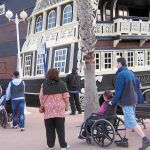 Un grupo de personas con movilidad reducida visita Benidorm