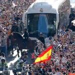 Una marea humana recibe al autobús del Real Madrid