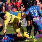 El centrocampista del Villarreal, Manuel Trigueros (c), ante el marroquí Nabil El Zhar (i) y el senegalés Pape Diop (d), del Levante