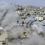 Vista general del humo de una casa palestina durante un ataque israelí de misiles en Jabaliya.