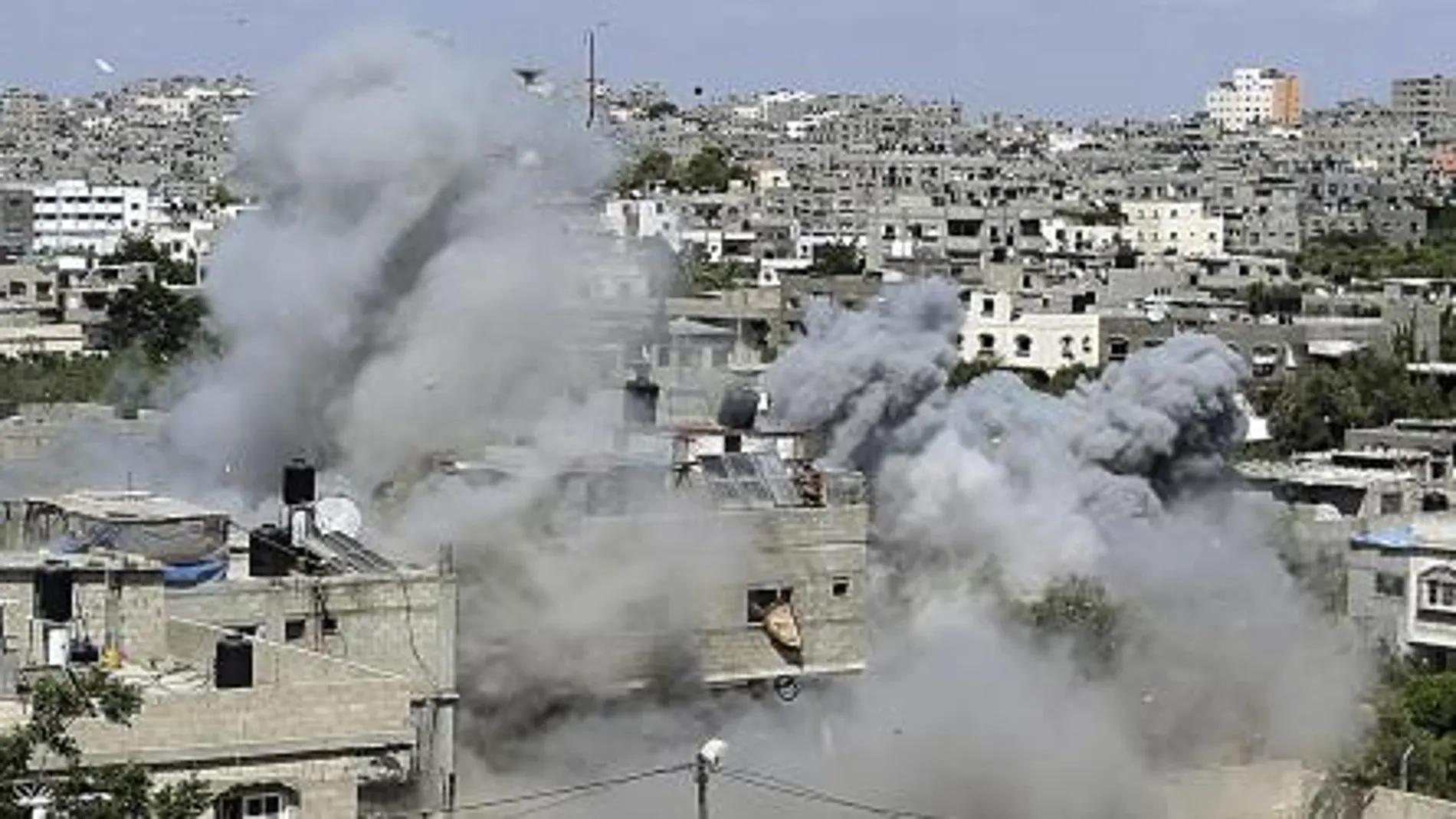 Vista general del humo de una casa palestina durante un ataque israelí de misiles en Jabaliya.