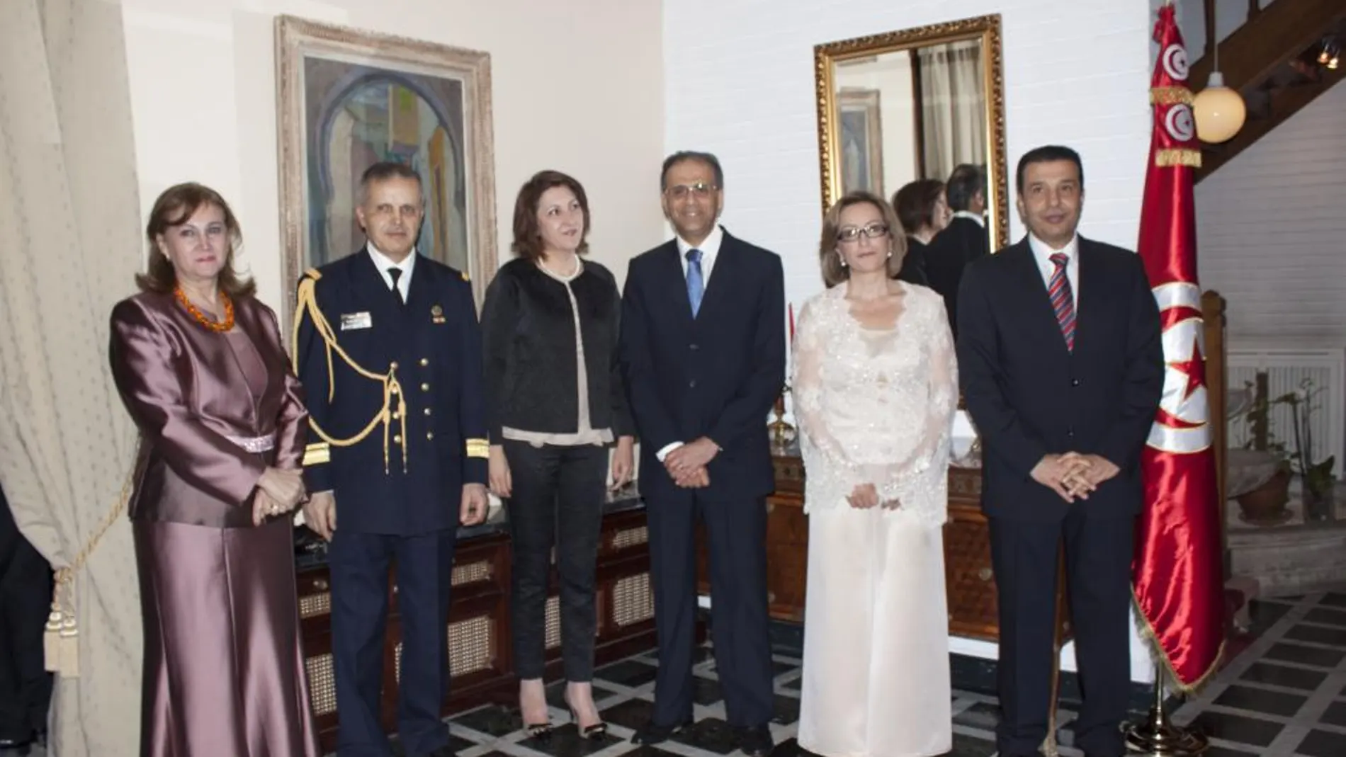 De dcha. a izda. el anfitrión tunecino, Don Mohamed Mezghani y su señora Nadia Abdennadher de Mezghani; Don Dhia Khaled, consejero Asuntos Políticos y de Prensa, y su señora Sonia Khaled y el Capitán de Navío Mayor Don Abdelwaheb Souissi, agregado de Defensa y su esposa Raoudha Souissi.