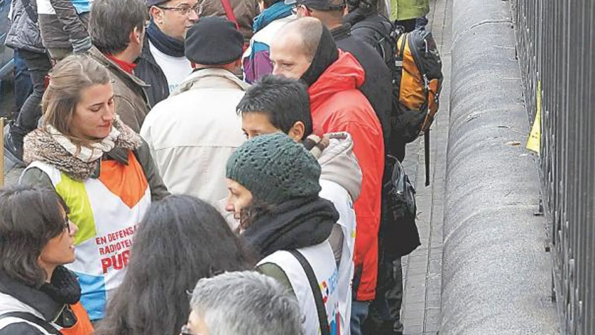 Un grupo de periodistas protesta por el ERE de Telemadrid