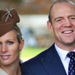 Fotografía tomada el 25 de diciembre de 2012 que muestra a la nieta de la reina Isabel de Inglaterra e hija de la princesa Ana, Zara Philips (i), y al jugador de rugby Mike Tindall