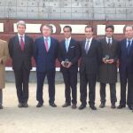 Imagen de los premiados, hoy en la Monumental de Las Ventas