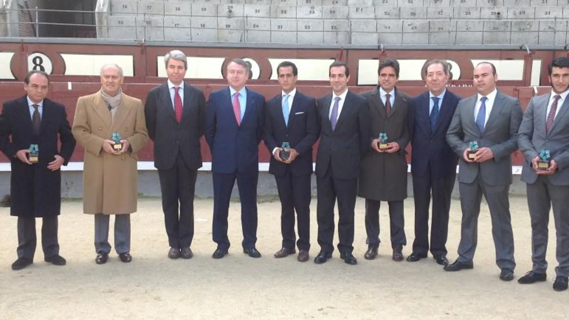 Imagen de los premiados, hoy en la Monumental de Las Ventas