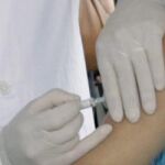 Una persona recibe la vacuna de la varicela