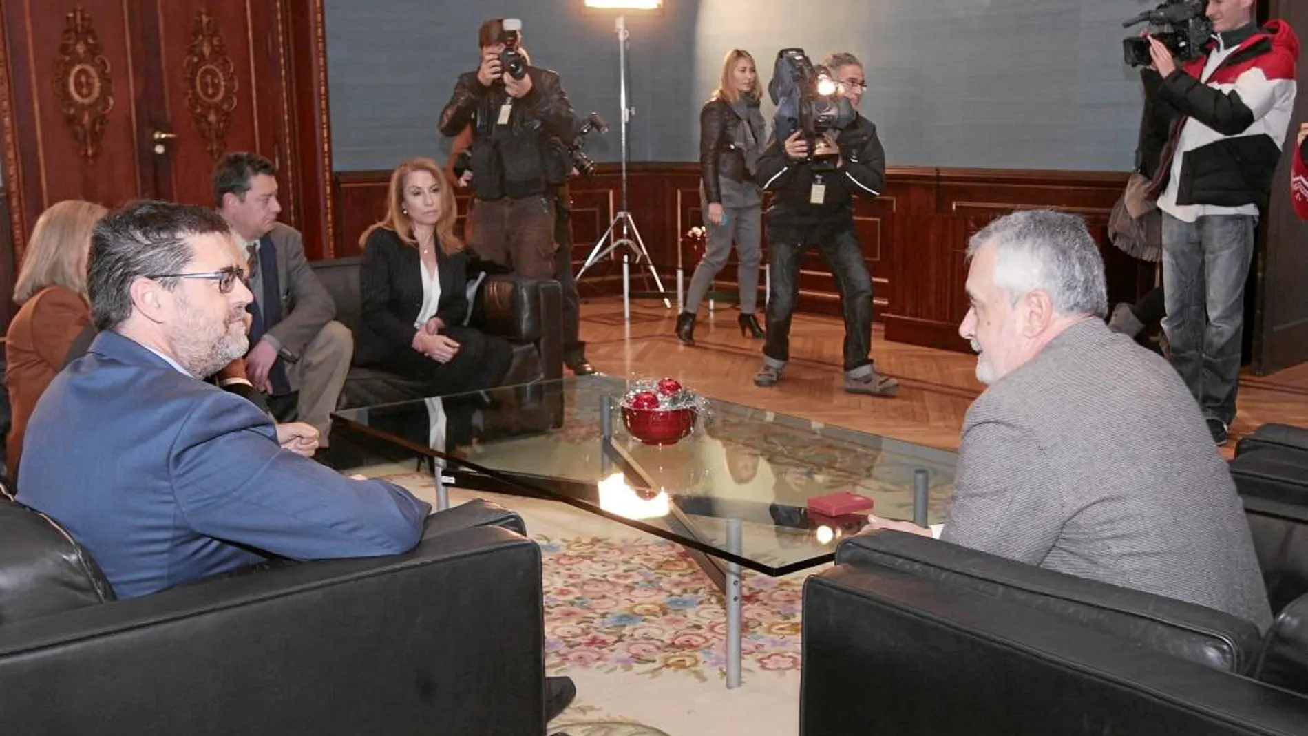 Griñán «no respaldará» a ningún aspirante