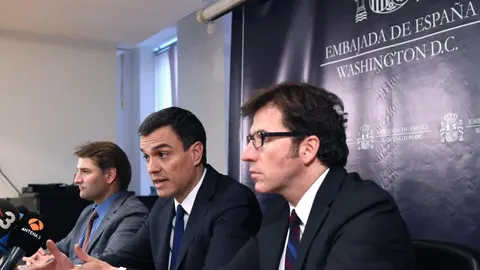 El secretario general del Partido Socialista Obrero Español (PSOE), Pedro Sánchez (c), acompañado por el secretario ejecutivo para la Unión Europea del PSOE, Juan Moscoso (d), y por el secretario de Economía del partido, Manuel de la Rocha (i), durante la conferencia