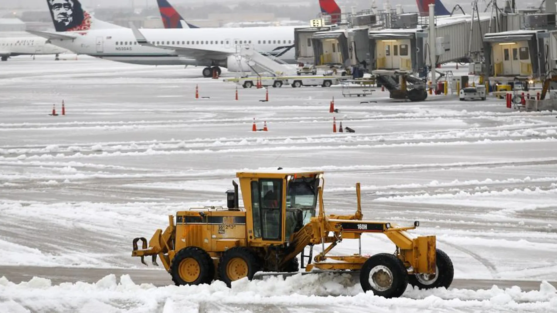 Una máquina quitanieves intenta limpiar las pistas del aeropuerto de Dallas-Fort Worth