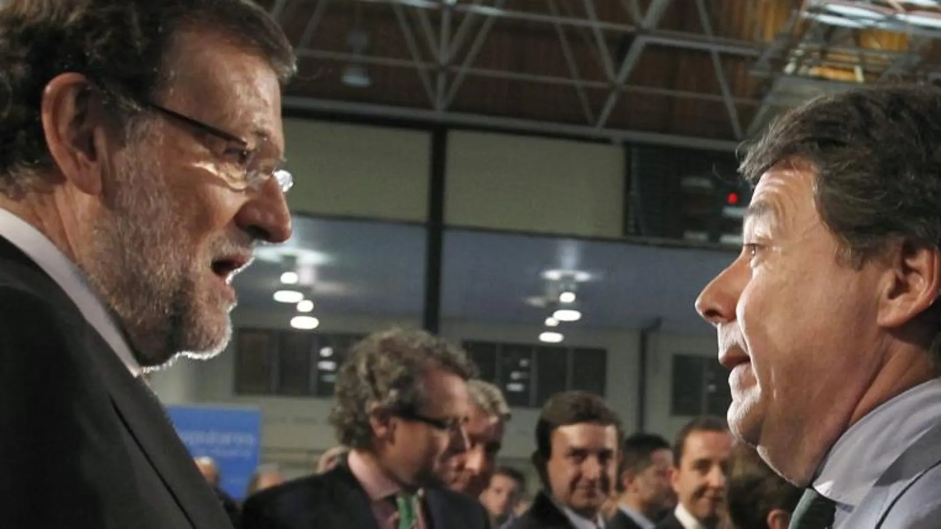 El presidente del Gobierno, Mariano Rajoy (i), conversa con el presidente de la Comunidad de Madrid, Ignacio González (d), durante la tradicional cena de navidad del PP de Madrid, que se celebra hoy en Collado Villalba (Madrid) y en la que interviene Rajoy.n