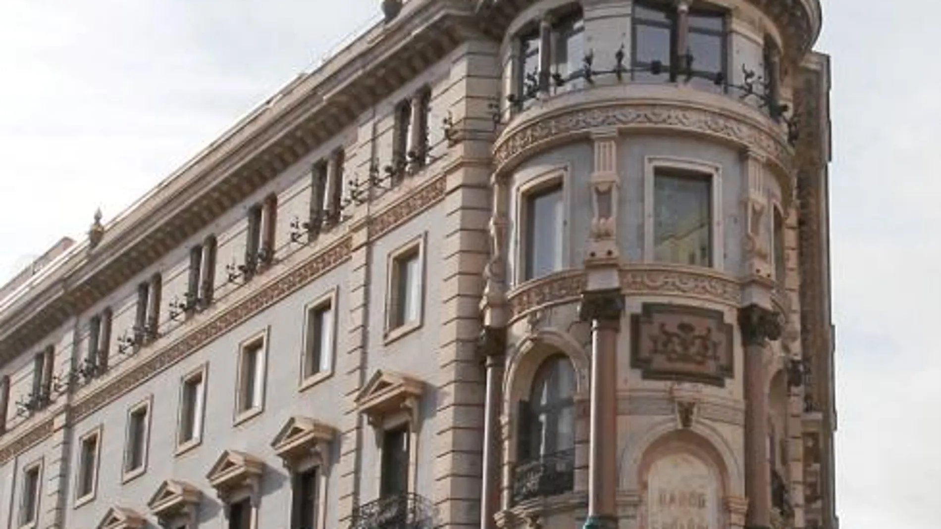 El edificio se encuentra entre la calle Alcalá y la Carrera de San Jerónimo