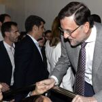 El presidente del Gobierno, Mariano Rajoy, saluda a simpatizantes a su llegada esta mañana a la segunda jornada de la Convención Nacional del PP