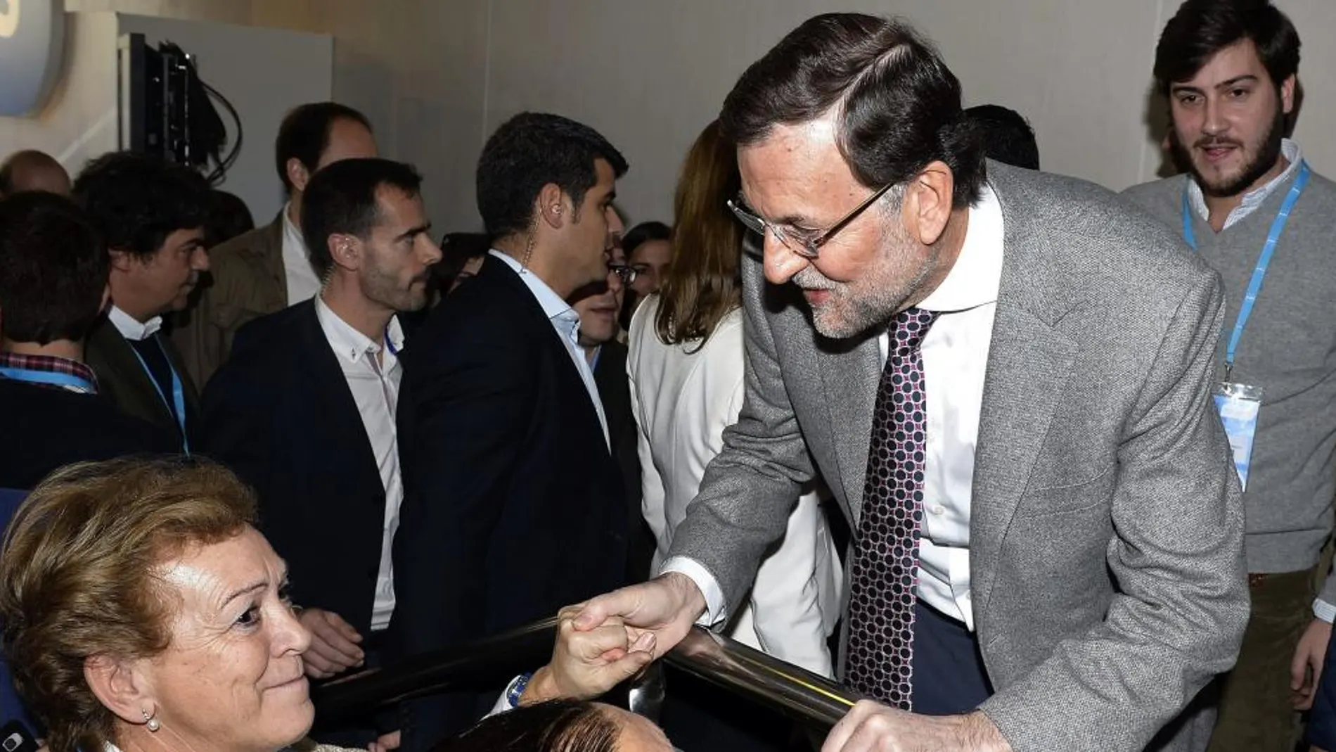 El presidente del Gobierno, Mariano Rajoy, saluda a simpatizantes a su llegada esta mañana a la segunda jornada de la Convención Nacional del PP