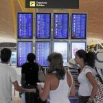 Los retrasos acumulados provocaron que la sala de llegadas de la terminal 4 estuviese abarrotada de familiares y amigos de los viajeros que tuvieron que esperar hasta tres horas de más