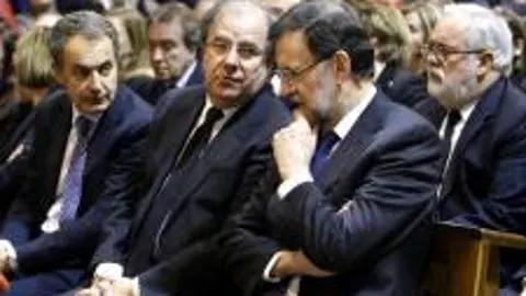 Mariano Rajoy; su antecesor en el cargo, José Luis Rodríguez Zapatero (3d), y el presidente de la Junta de Castilla y León, Juan Vicente Herrera (2d), entre otros, asisten al funeral en memoria de la presidenta de la Diputación de León