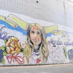 En la pared de un ambulatorio próximo a la casa de Marta una pintada sobrevive a los años: «Sevilla no te olvida», puede leerse
