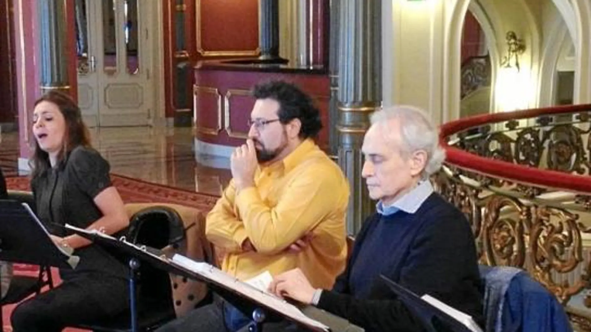 Carreras, con Colombara, en los ensayos de «El juez» en el Arriaga días atrás