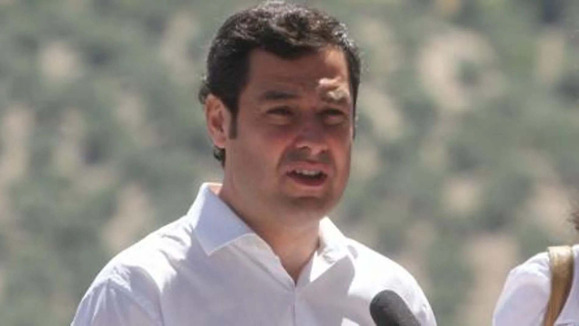El presidente del PP-A, Juanma Moreno, durante la visita realizada a la localidad cordobesa de Priego de Córdoba.