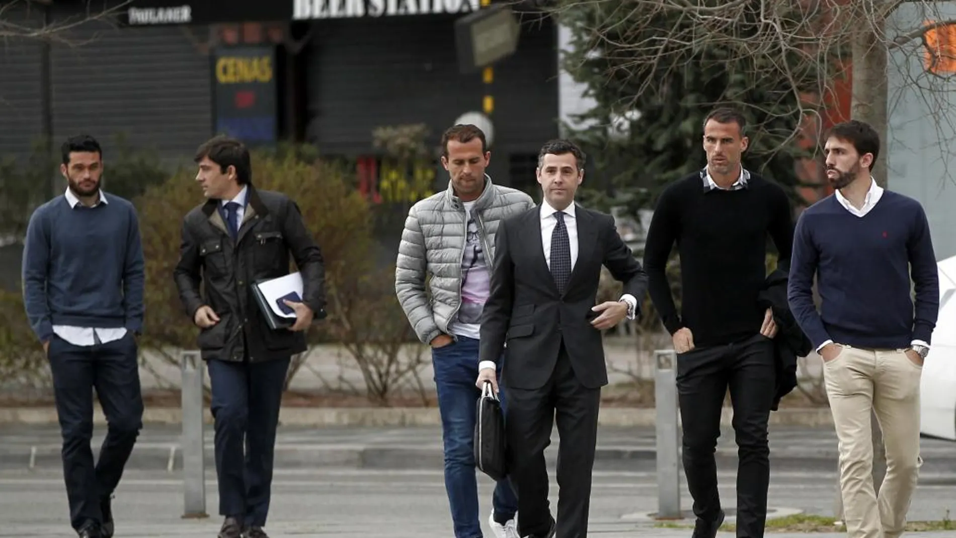 Los jugadores de futbol Jordi Figueras (d), Antonio Amaya (2d), Ivan Amaya (4d) y Jorge Molina (i), acompañados de su abogado, a su llegada al Palacio de Justicia de Pamplona.