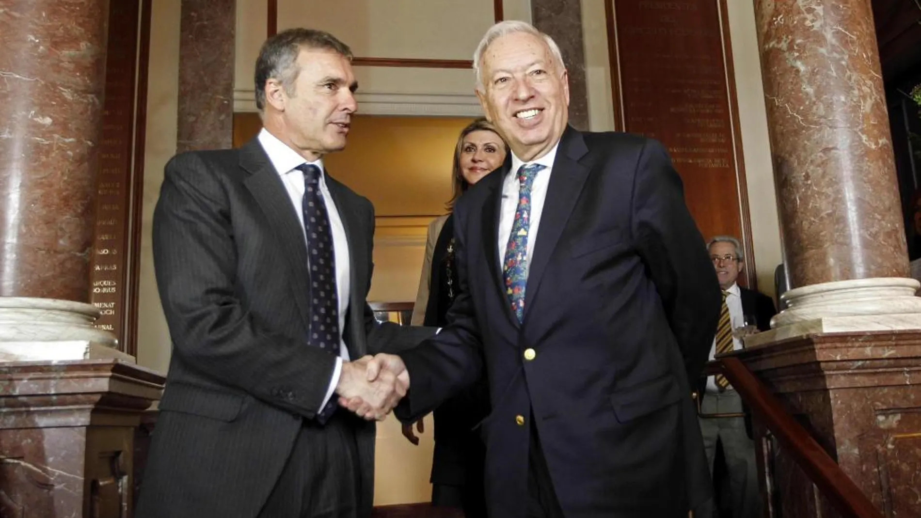 José Manuel García-Margallo junto al presidente del Círculo Ecuestre, Borja García-Nieto, a su llegada a Círculo Equestre de Barcelona