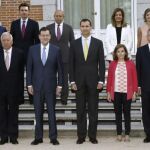 El rey posa junto a los ministros momentos antes de presidir por primera vez una reunión del Consejo de Ministros, con carácter deliberante, en el Palacio de la Zarzuela.