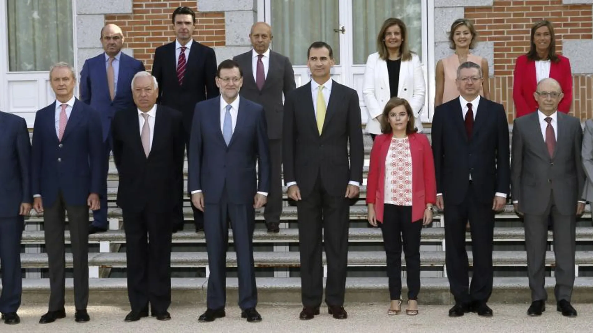 El rey posa junto a los ministros momentos antes de presidir por primera vez una reunión del Consejo de Ministros, con carácter deliberante, en el Palacio de la Zarzuela.