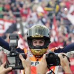 El campeón del Mundo de Moto GP, el piloto español Marc Márquez, celebra su victoria en el GP de la Comunitat Valenciana