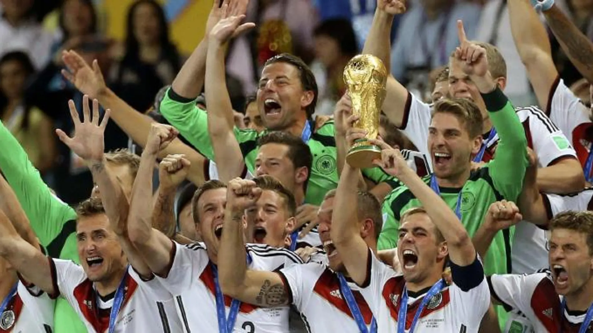 Los jugadores de Alemania levantan el trofeo que les acredita vencedores del Mundial de Fútbol de Brasil 2014.