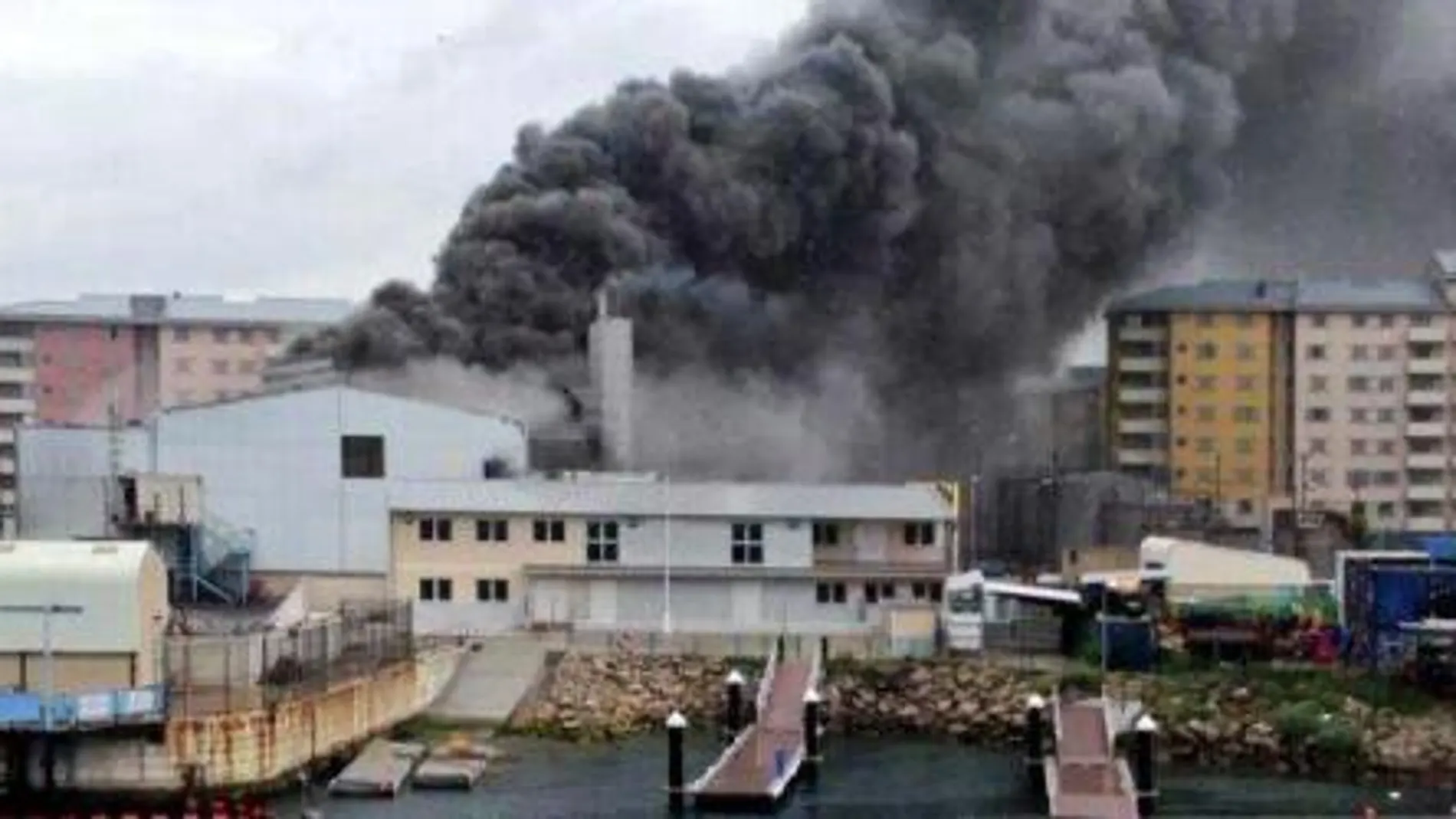 Imagen del humo provocado por el incendio en la central eléctrica.