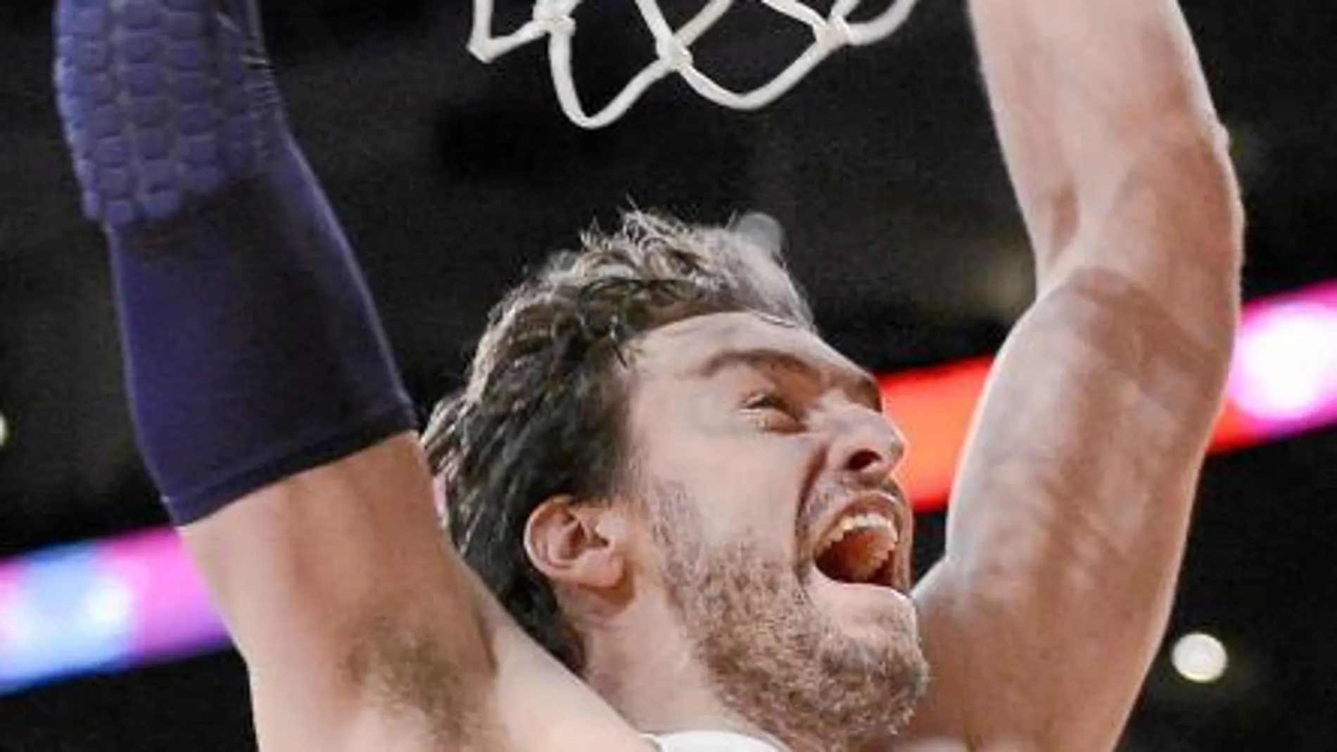 Pau grita con rabia después de machacar el aro de los Knicks y dar la victoria a su equipo