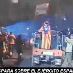 Momento de la emisión del vídeo retransmitido por La Xarxa, en el que el «rey carnaval» dispara contra el Ejército español