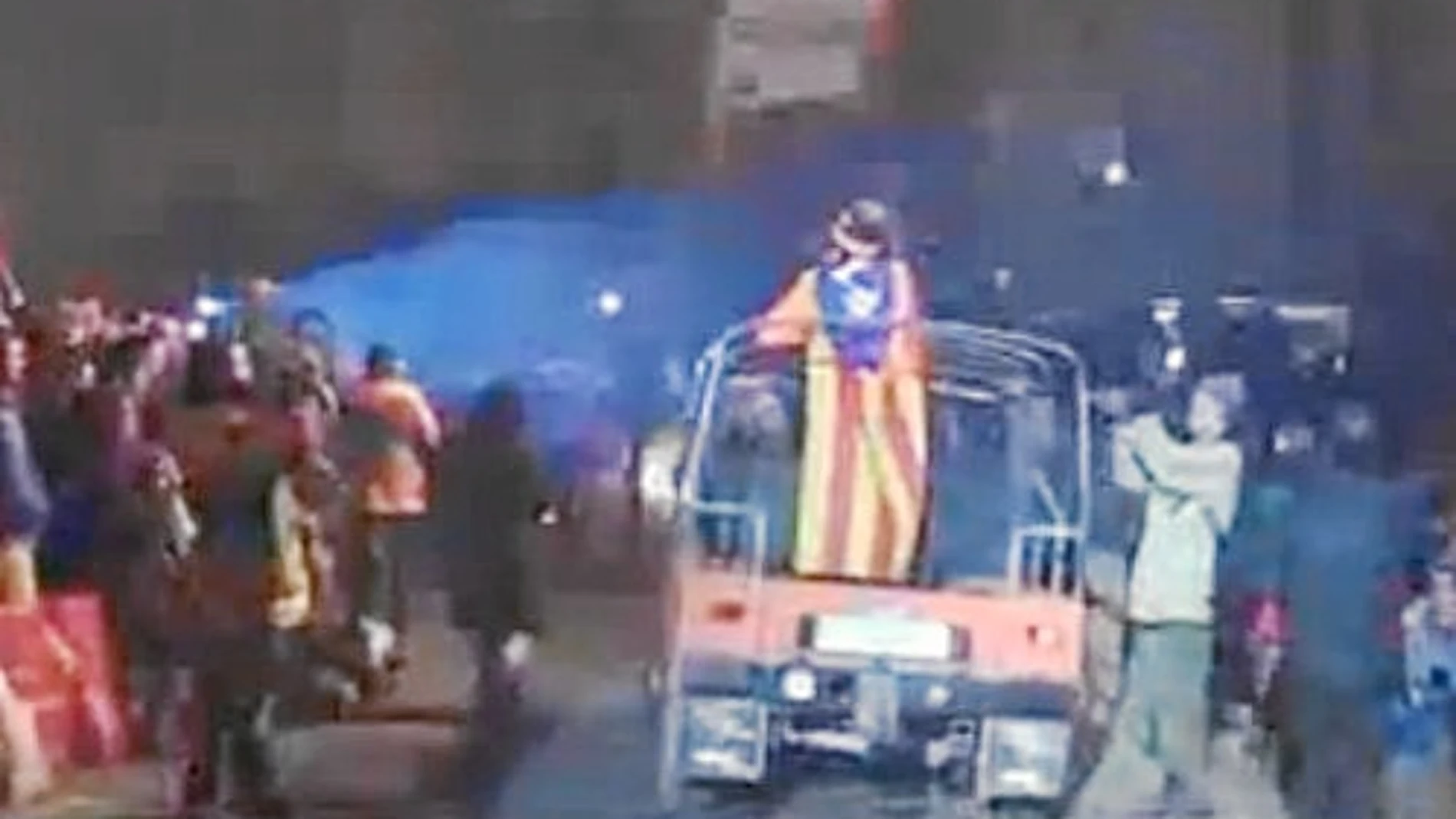 Momento de la emisión del vídeo retransmitido por La Xarxa, en el que el «rey carnaval» dispara contra el Ejército español