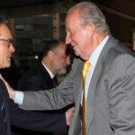 El Rey saluda a Artur Mas a su llegada al acto en Barcelona.