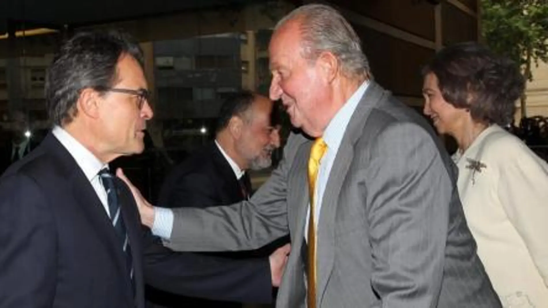 El Rey saluda a Artur Mas a su llegada al acto en Barcelona.